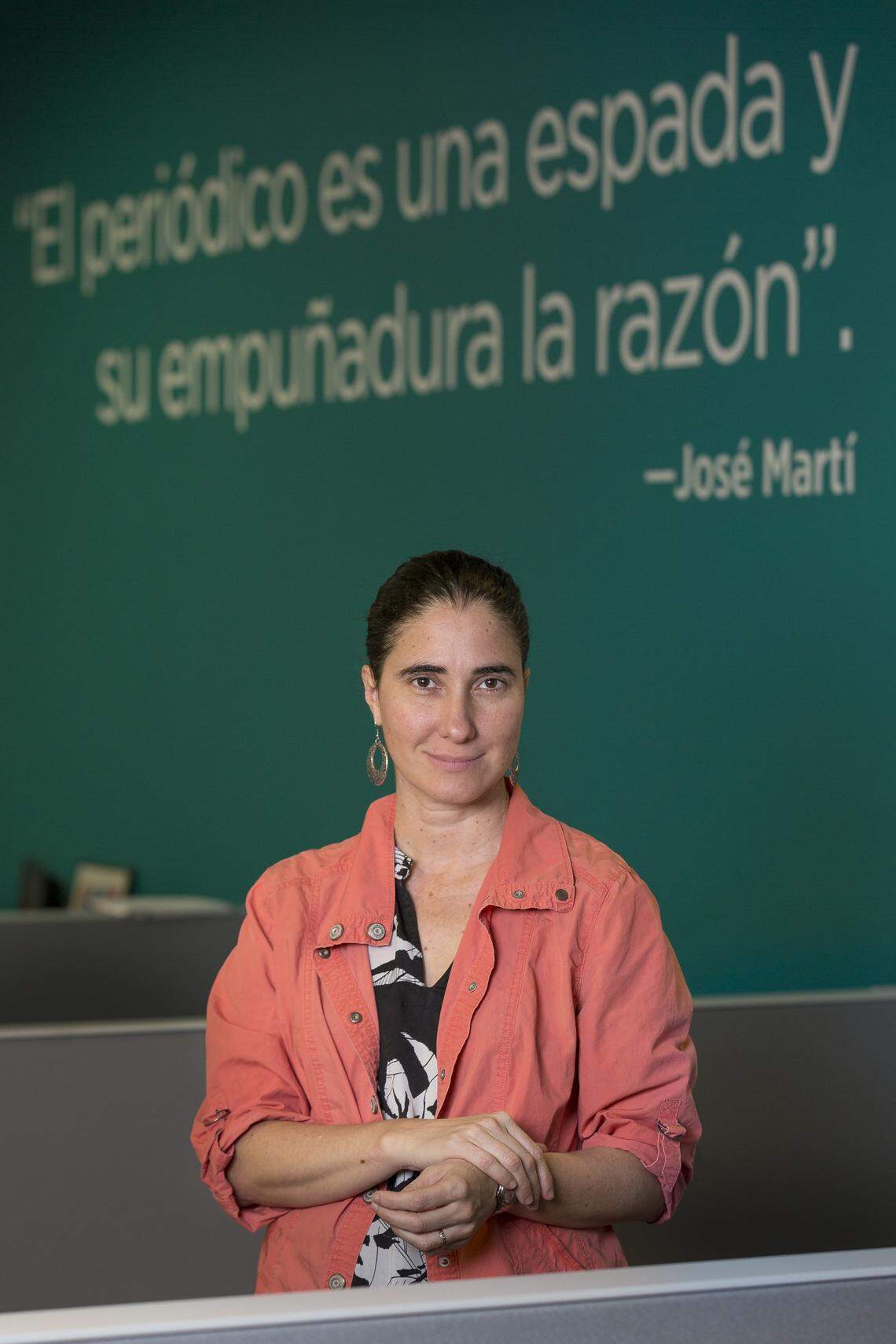 La periodista independiente  y directora de 14ymedio Yoani Sánchez en la redacción de El Nuevo Herald, el 9 de mayo.