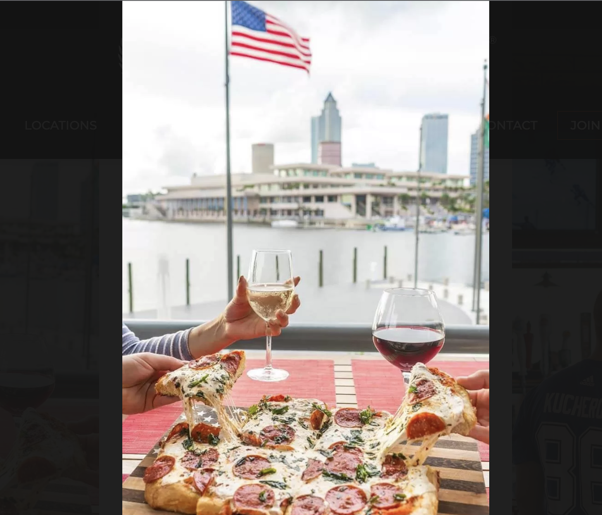 American Social es un restaurante de ambiente relajado frente al mar en Brickell, que cuenta con una terraza muy divertida y popular.