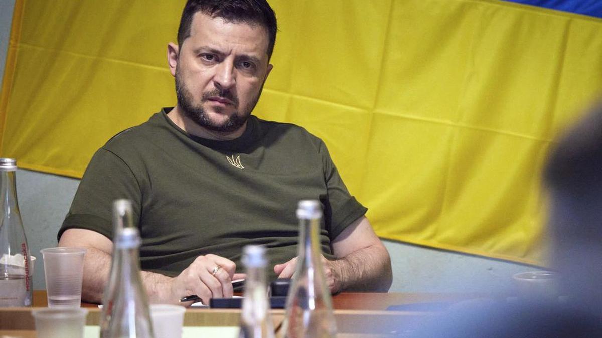 En esta foto proporcionada por la Oficina de Prensa Presidencial de Ucrania el sábado 18 de junio de 2022, el presidente ucraniano Volodymyr Zelenskyy asiste a una reunión con oficiales militares durante su visita a la región de Mykolaiv golpeada por la guerra. (Oficina de Prensa Presidencial de Ucrania vía AP)