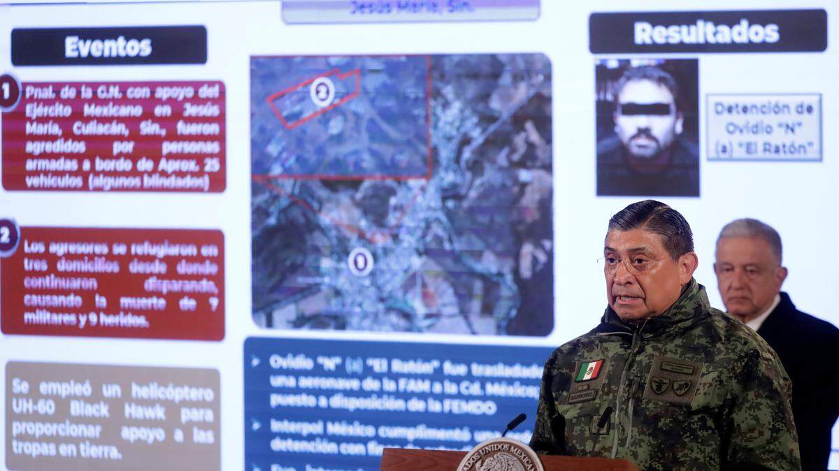 El presidente de México, Andrés Manuel López Obrador (der.), y el secretario de Defensa Nacional, Luis Cresciendo Sandoval, anuncian la detención de Ovidio Guzmán, hijo del narcotraficante Joaquín ‘El Chapo’ Guzmán, el 6 de enero de 2023 en Ciudad de México.