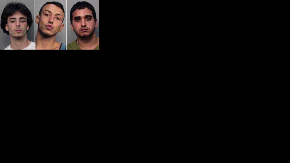 La policía detuvo a Xavier López, Gabriel Monroy y a Michael Martínez
por robarle a una pareja en una playa de Miami Beach. 