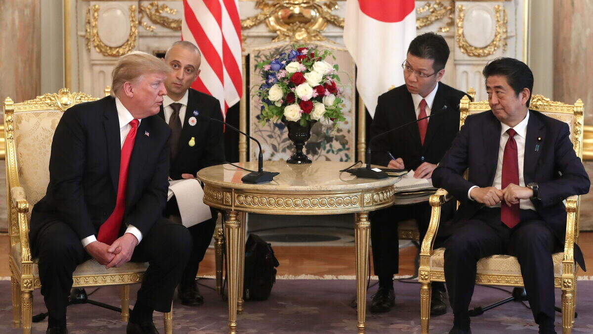 El presidente de Estados Unidos Donald Trump (izq.) habla con el primer ministro japonés Shinzo Abe en el Palacio Akasaka, en Tokio, el 27 de mayo 2019. El mandatario estadounidense se encuentra en el país asiático en una visita de estado de cuatro días.