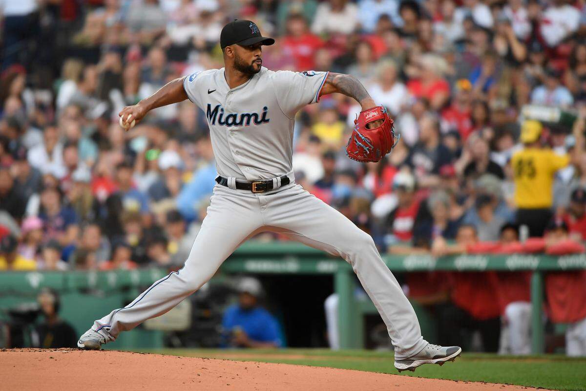 El abridor de los Marlins de Miami Sandy Alcántara lanza en el primer inning del partido ante los Medias Rojas, celebrado el 27 de junio de 2023 en Boston.