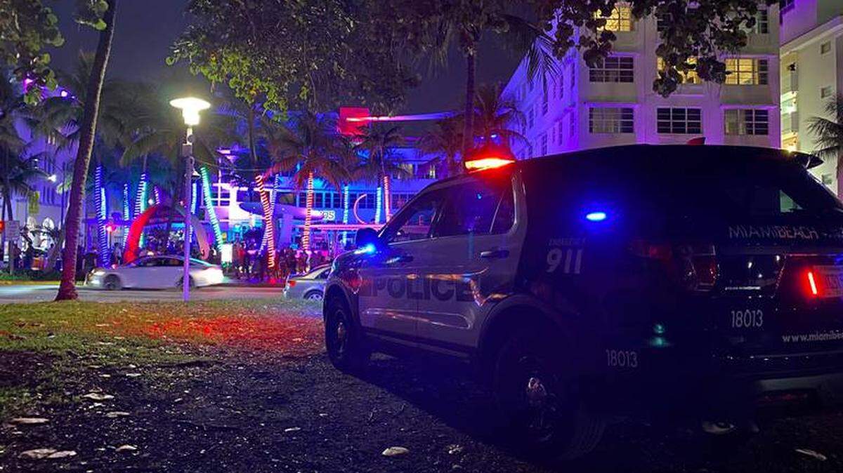 Miami Beach police are investigating a stabbing on Collins Avenue that sent a man to the hospital.  Police are asking for any information on the stabbing.