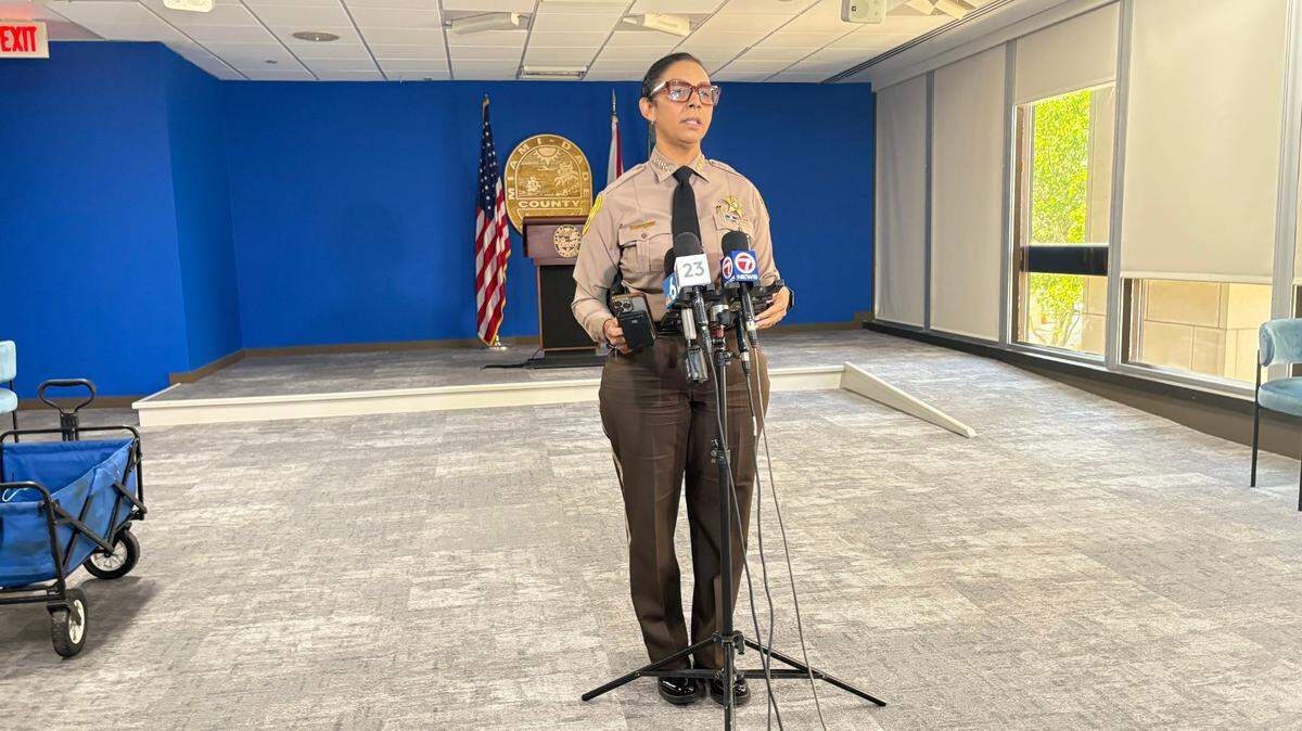 La sheriff de Miami-Dade, Rosie Cordero-Stutz, habla con la prensa tras solicitar más fondos ante los comisionados del condado de Miami-Dade en el Centro de Gobierno Stephen P. Clark el miércoles 16 de julio de 2025.