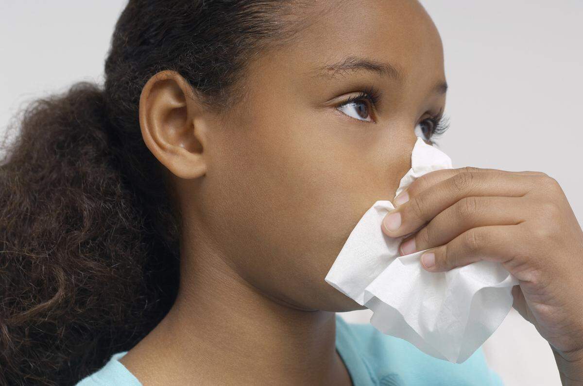 La neumonía atípica puede sentirse como un resfriado o una gripe fuerte. Y cualquiera puede contraerla, independientemente de la edad, aunque las infecciones son más comunes entre los niños de 5 a 17 años y los adultos jóvenes, según los CDC.