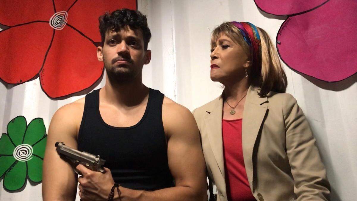 José León y Sonia Noemí González  en una escena de “Servicio estatal de suicidio”.