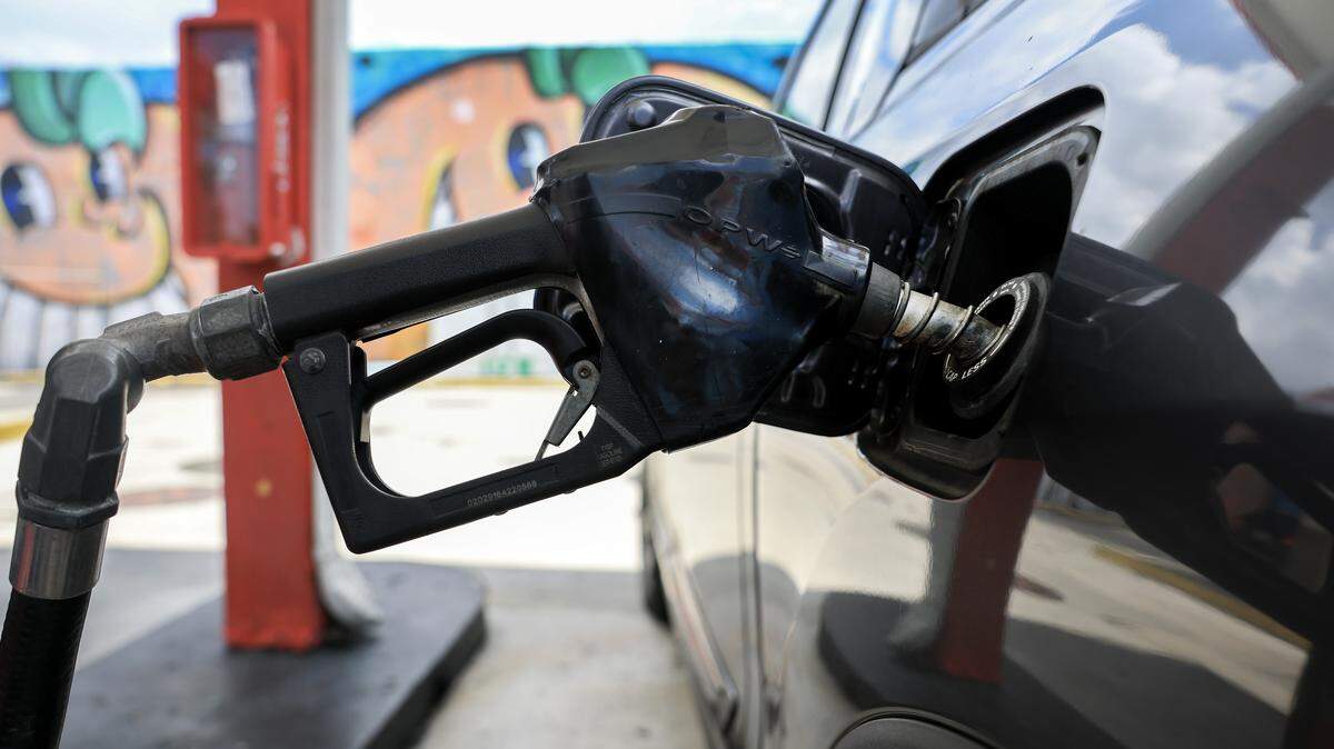 MIAMI, FLORIDA - 22 DE MAYO: Un vehículo carga combustible en una gasolinera U Gas.
