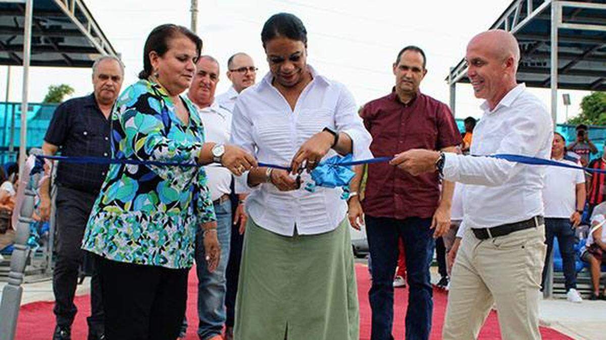 Representantes del gobierno cubano y de la FIFA encabezaron el acto de reapertura del estadio de fútbol La Polar, en La Habana, el martes 29 de julio.