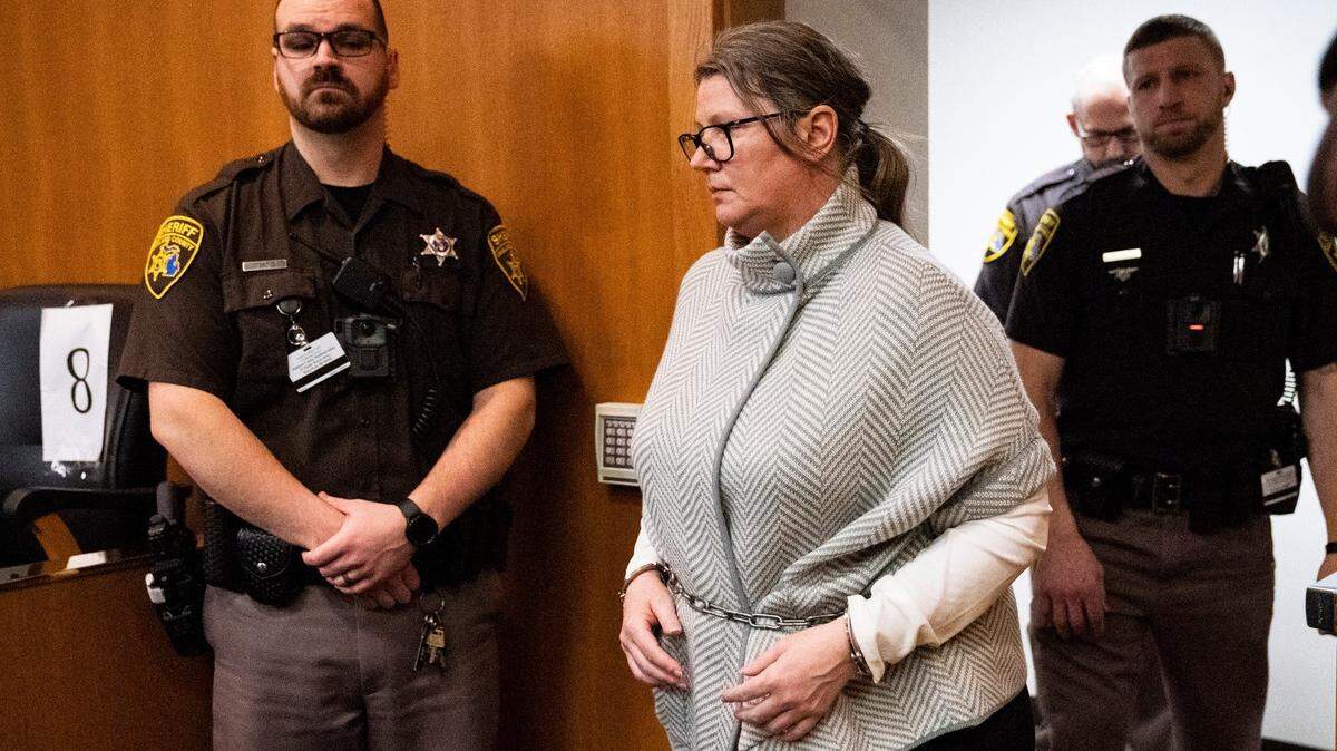 Jennifer Crumbley llega al tribunal esposada el martes 6 de febrero de 2024, en Pontiac, Michigan.