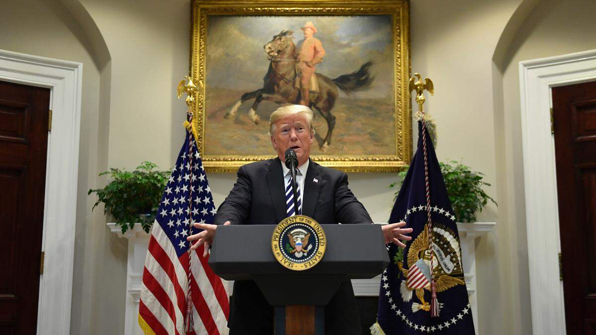 El presidente, Donald Trump, aseguró que las tropas desplegadas en la frontera podrán abrir fuego en caso de que ser atacadas “con una piedra” por los miembros de la caravana procedente de Honduras, tal y como, según dijo, hicieron al entrar en México.