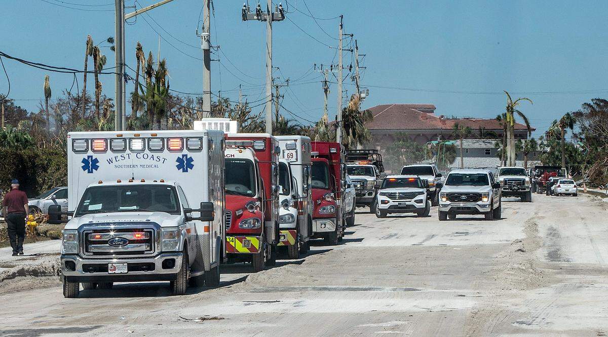 Un convoy de paramédicos y vehículos de rescate de bomberos llega a Fort Myers Beach dos días después de que el huracán Ian azotara la costa oeste de Florida como una tormenta de categoría 4, el viernes 30 de septiembre de 2022.