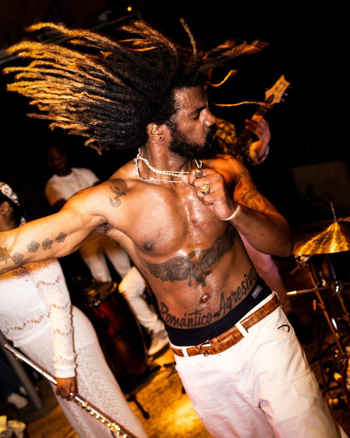 Joao del Monte se presenta con un grupo de músicos cubanos en el Marula Café en Barcelona, donde fusiona ritmos cubanos y flamenco, y comparte sus habilidades para el baile que lo hacen un ‘showman’.