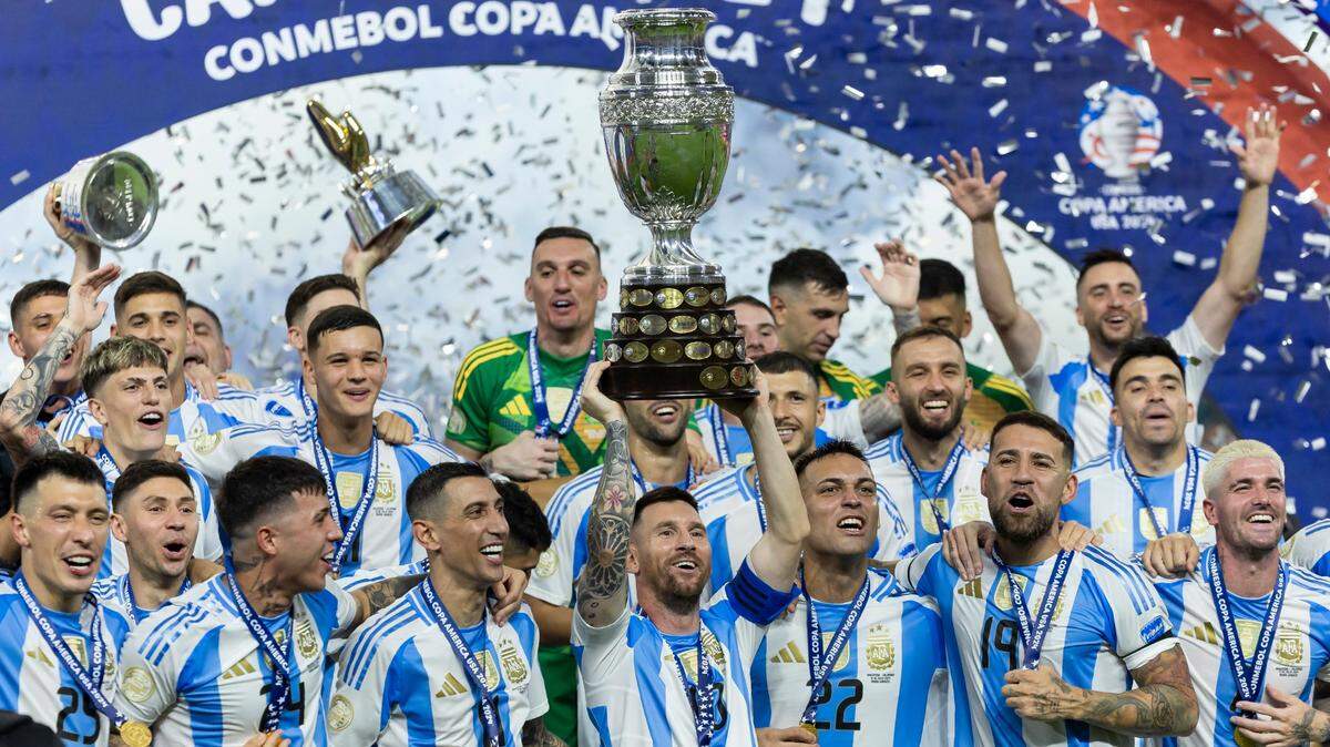 El capitán de Argentina Lionel Messi carga el trofeo de campeón de la Copa América junto a sus compañeros en la selección tras vencer 1-0 a Colombia en el partido final, celebrado el 14 de julio de 2024 en el Hard Rock Stadium en Miami Gardens, Florida.