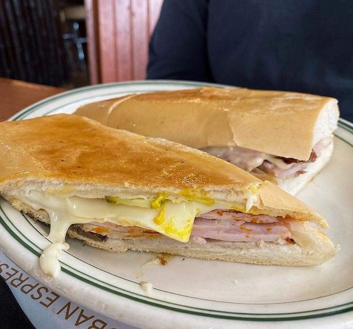 No te puedes perder en La Carreta el delicioso (y grande) sándwich cubano con con jugo de caña de azúcar, y rematar con un cortadito cubano bien fuerte. 