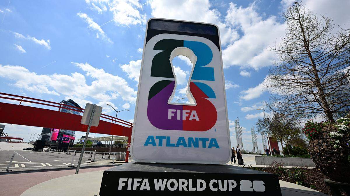 Esta imagen muestra el logotipo de la FIFA World Cup 2026 antes de un partido amistoso de fútbol entre la selección nacional de Estados Unidos y la selección nacional de Bélgica (los Red Devils) en Atlanta, el sábado 28 de marzo de 2026, como preparación para el Mundial 2026.