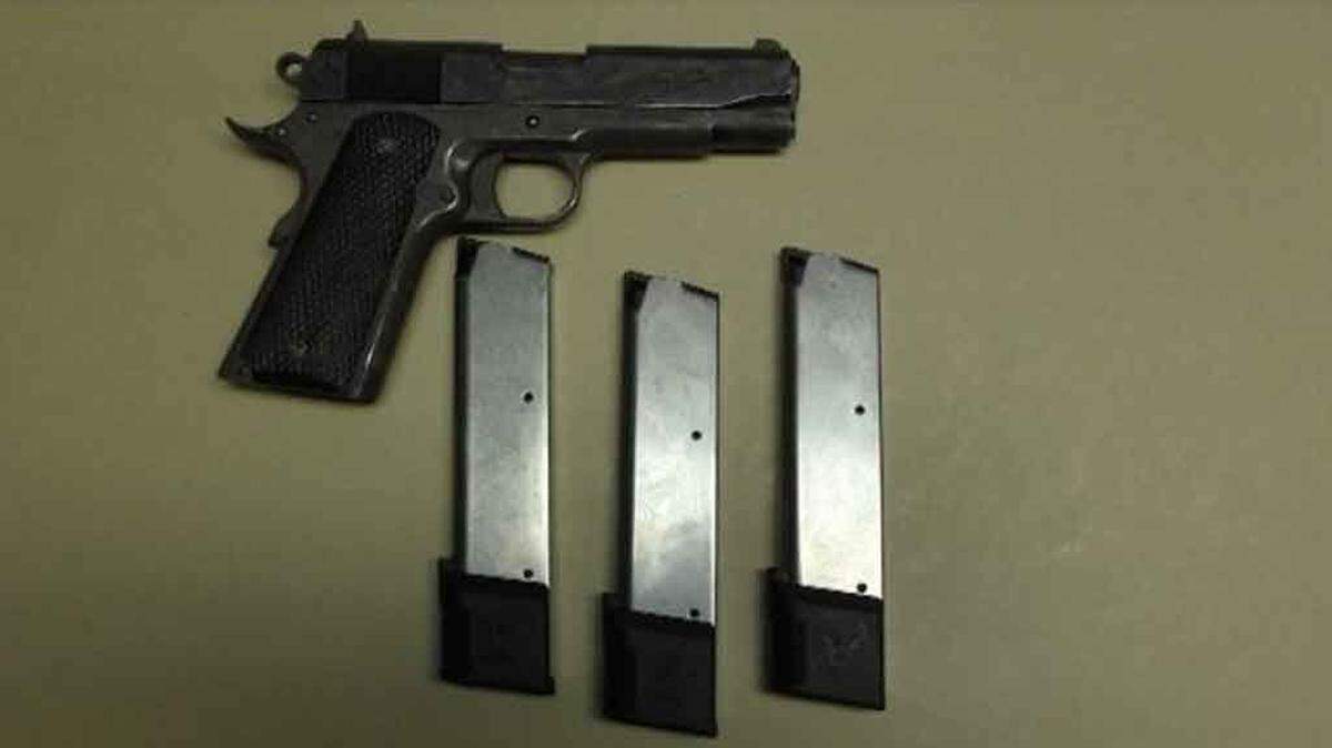 Funcionarios cubanos acusaron a un hombre que ingresó ilegalmente a la isla en una moto acuática con cinco pistolas de ser parte de un supuesto complot terrorista organizado por un grupo de cubanos en Estados Unidos, aunque aportaron pocas pruebas.