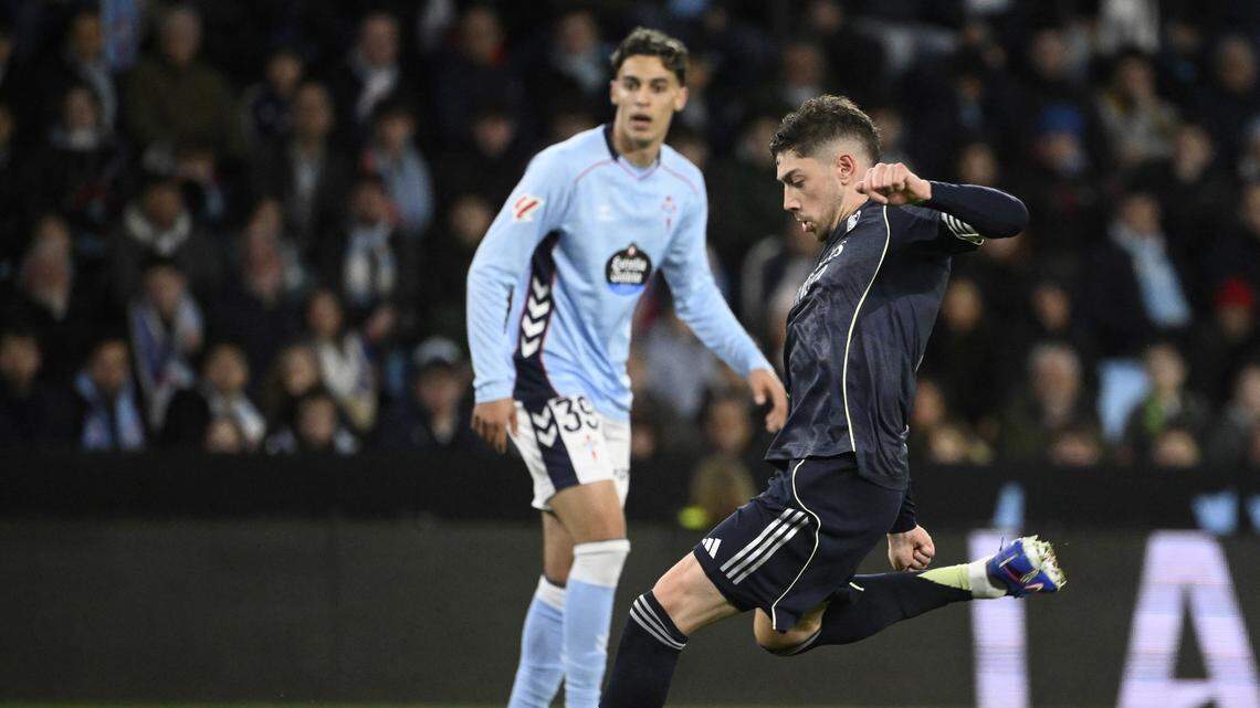 Valverde rescata al Real Madrid que se mantiene vivo en la carrera por el título con Barcelona