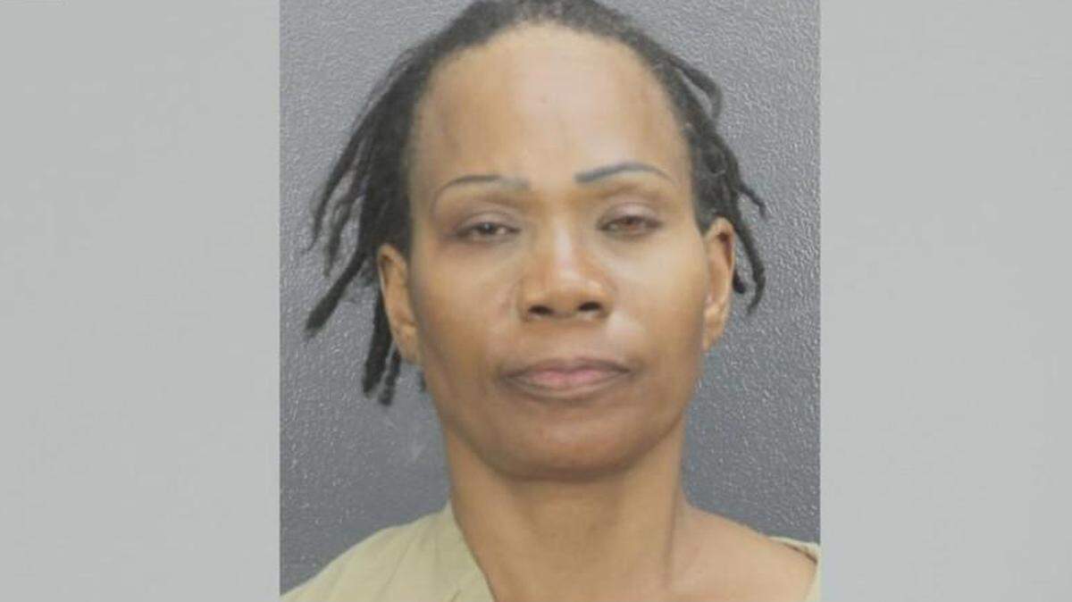 Carmelia Regina Newbold, ex guardia de prisiones de Miami-Dade, fue arrestada y acusada de explotar a un vecino incapacitado.