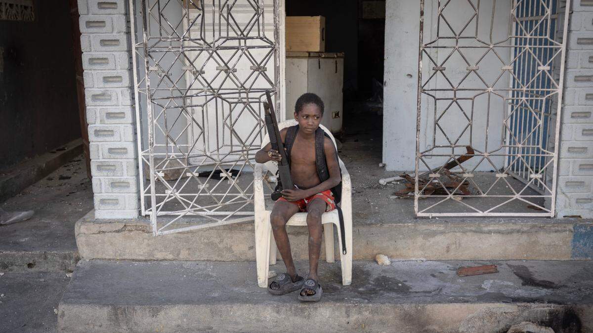 Un niño de nueve años que lidera una pandilla de otros cuatro o cinco chicos sostiene un fusil. El barrio donde fue fotografiado, Solino, había sido invadido recientemente por grupos armados mayores, lo que alteró la calma que reinaba en una capital controlada en gran medida por pandillas.