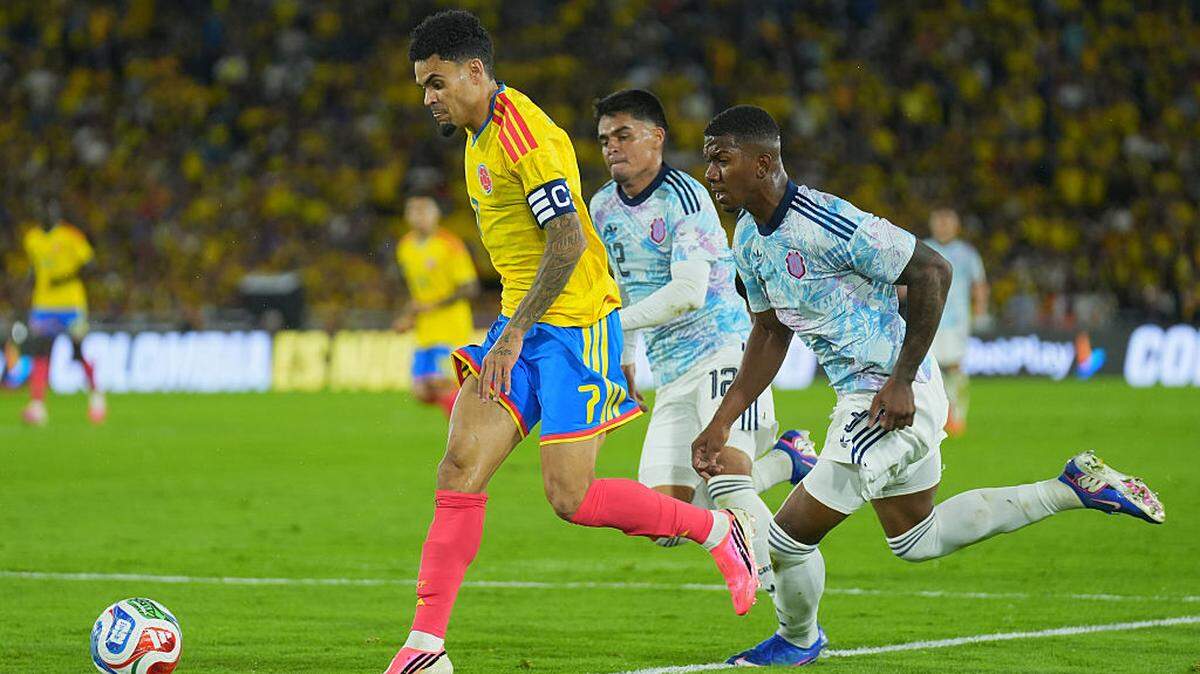 El delantero de Colombia Luis Díaz (izq.) anotó un gol en el triunfo de su selección ante Costa Rica, en el partido amistoso celebrado el 1ro de junio de 2026 en el Estadio El Campín en Bogotá.