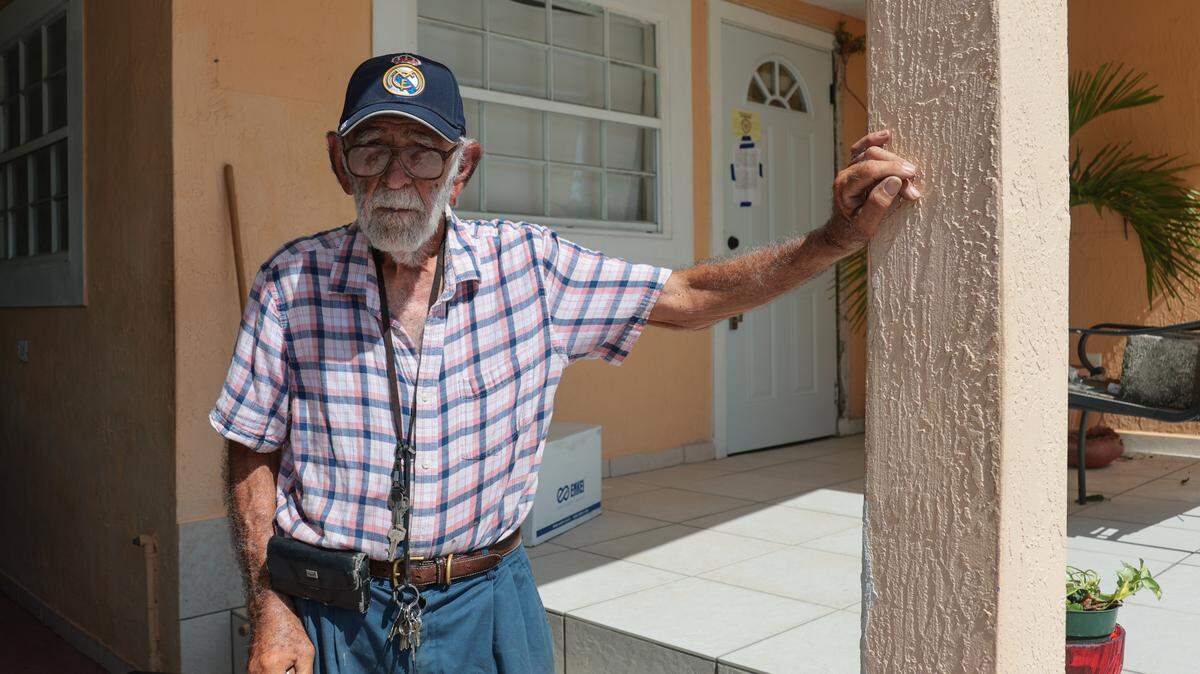 Odilio Suárez, de 90 años, desalojado de su casa móvil donde vivió por más de 35 años en el Li’l Abner Mobile Home Park en Sweetwater el lunes 20 de octubre de 2025.