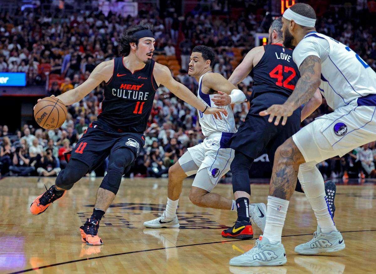 El jugador del Heat Jaime Jáquez Jr. conduce la pelota en el partido contra los Mavericks de Dallas, celebrado el 10 de abril de 2024 en Miami.