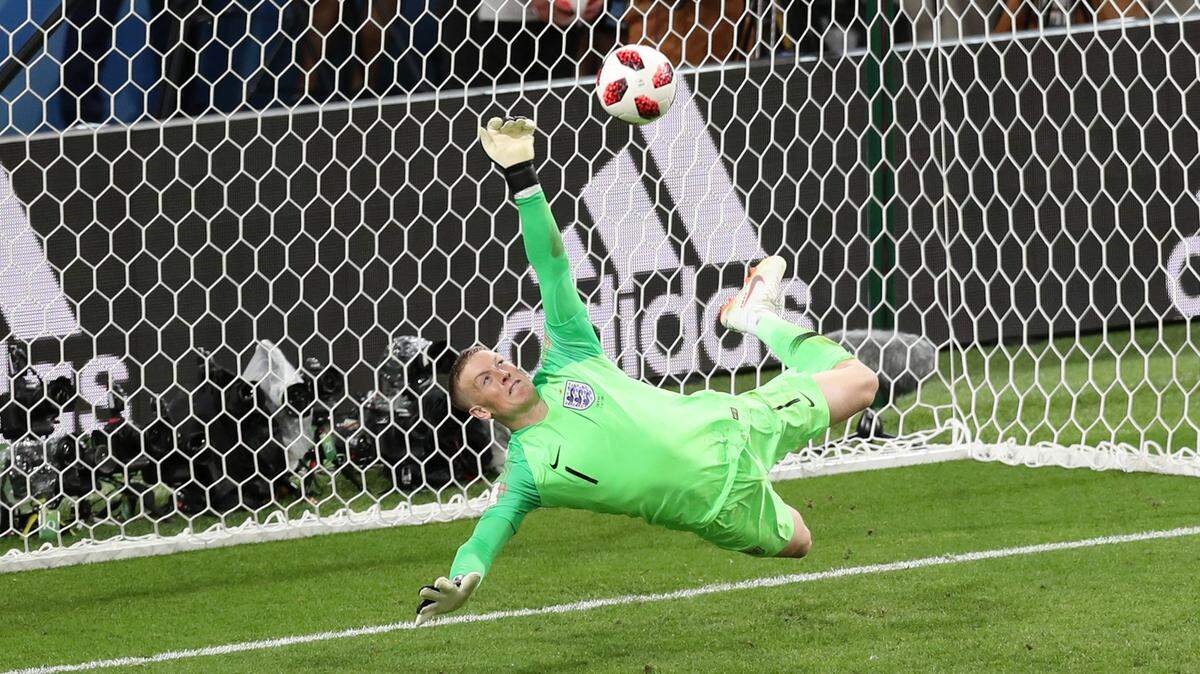 El portero de Inglaterra Jordan Pickford detiene el disparo del colombiano Carlos Bacca, en el partido de octavos de final de la Copa Mundial, celebrado  el 3 de julio de 2018 en Moscú, Rusia.