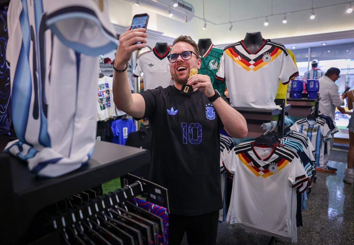 Niko Evans graba un video-selfie con una réplica en miniatura del trofeo de la Copa Mundial de la FIFA.