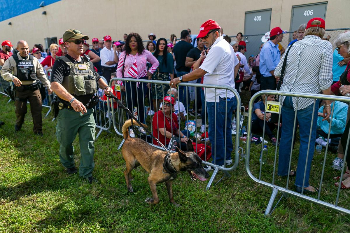 La Policía patrulla ante una multitud que espera afuera del Ministerio Internacional El Rey Jesús, en West Kendall, en el oeste de Miami-Dade, donde se celebró un mitín del campaña del presidente Donald Trump, el viernes 3 de enero de 2020.