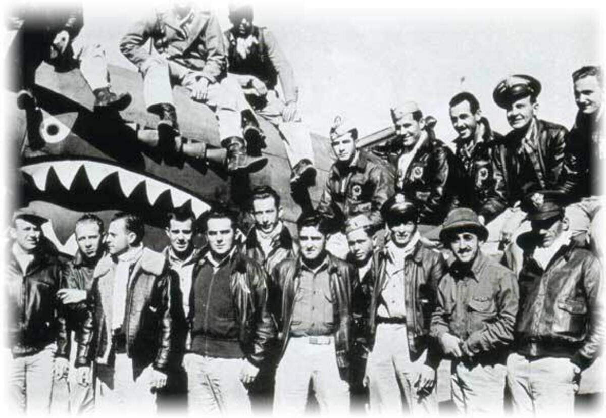 El grupo estaba formado por tres escuadrones de cazas de alrededor de 30 aviones cada uno que se entrenaron en Birmania antes de la entrada estadounidense en la Segunda Guerra Mundial para defender la República de China contra las fuerzas japonesas. Los AVG eran oficialmente miembros de la Fuerza Aérea de la República de China. El grupo tenía contratos con salarios que oscilaban entre 250 dólares mensuales para un mecánico y 750 dólares para un comandante de escuadrón, aproximadamente tres veces lo que ganaban en las fuerzas estadounidenses. Si bien aceptó algunos voluntarios civiles para su cuartel general y personal de tierra, el AVG reclutó a la mayor parte de su personal del ejército estadounidense.