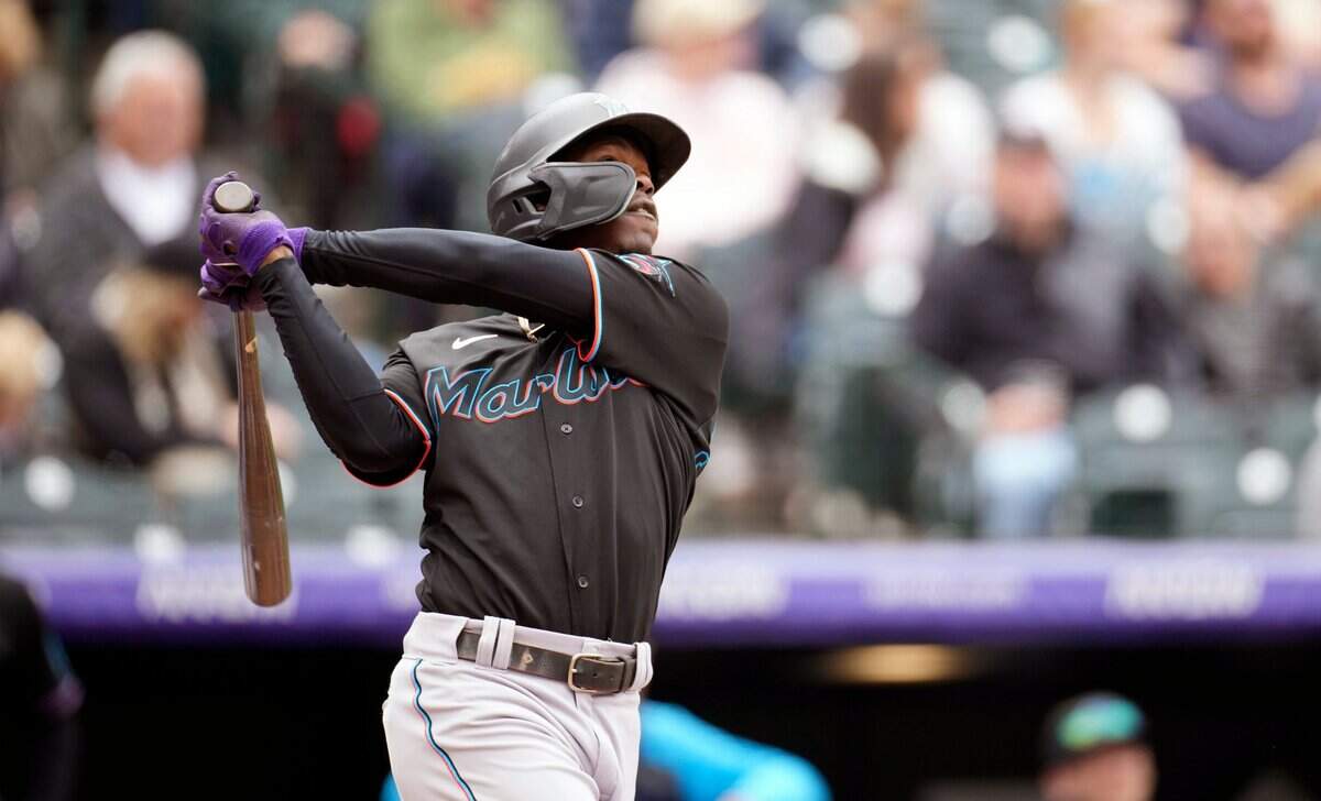 El segunda base de los Marlins Jazz Chisholm Jr. batea un jonrón en el cuarto inning del partido ante los Rockies, celebrado el 1ro de junio de 2022 en Colorado.