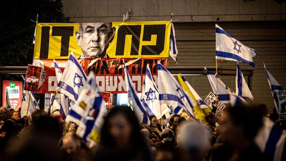 Miles de personas protestan contra el gobierno del primer ministro Benjamin Netanyahu para exigir la liberación de los rehenes retenidos por Hamás, en Tel Aviv, Israel, el 23 de noviembre de 2024. 