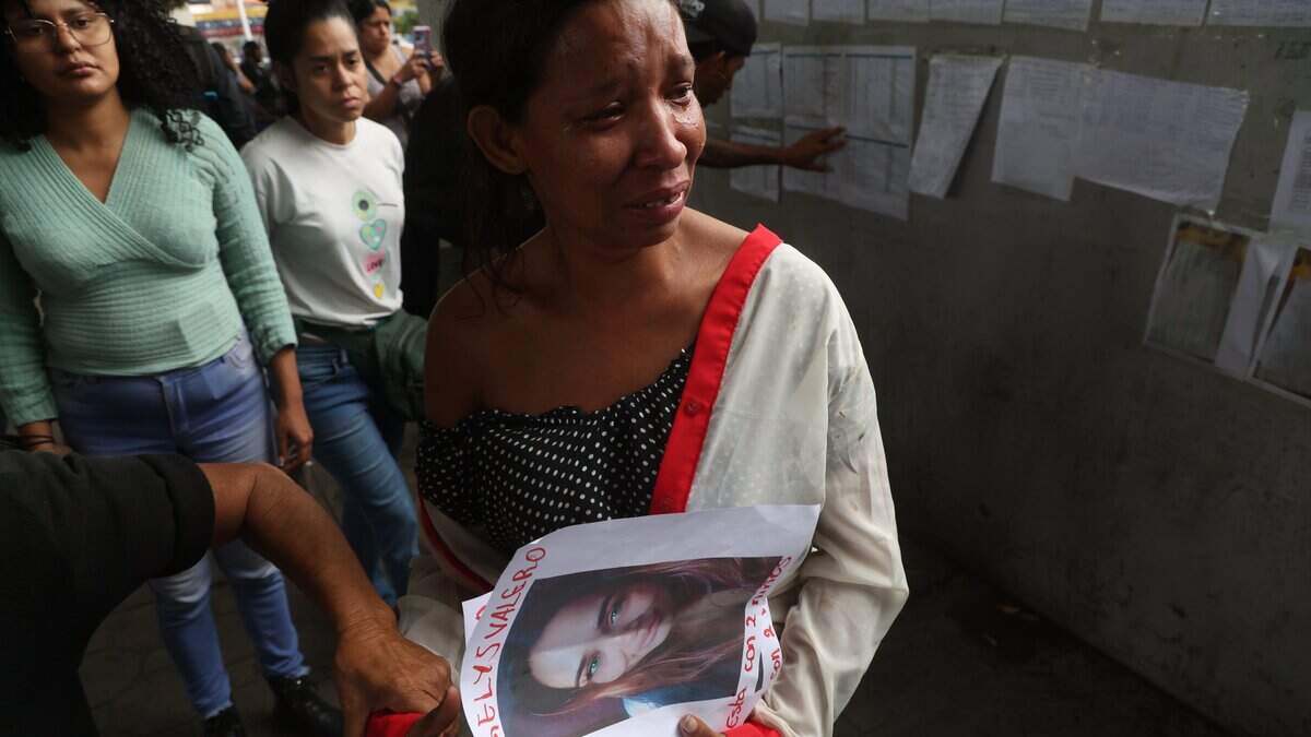 Una mujer muestra una fotografía de un familiar después de que un terremoto de magnitud 7,2 sacudiera Venezuela y otras regiones del Caribe el 28 de junio de 2026 en Caracas, Venezuela.