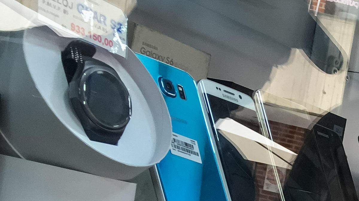 Fotografía del 25 de febrero del 2017, donde se observa a unas personas ver una vitrina en un centro comercial en la ciudad de Caracas (Venezuela).