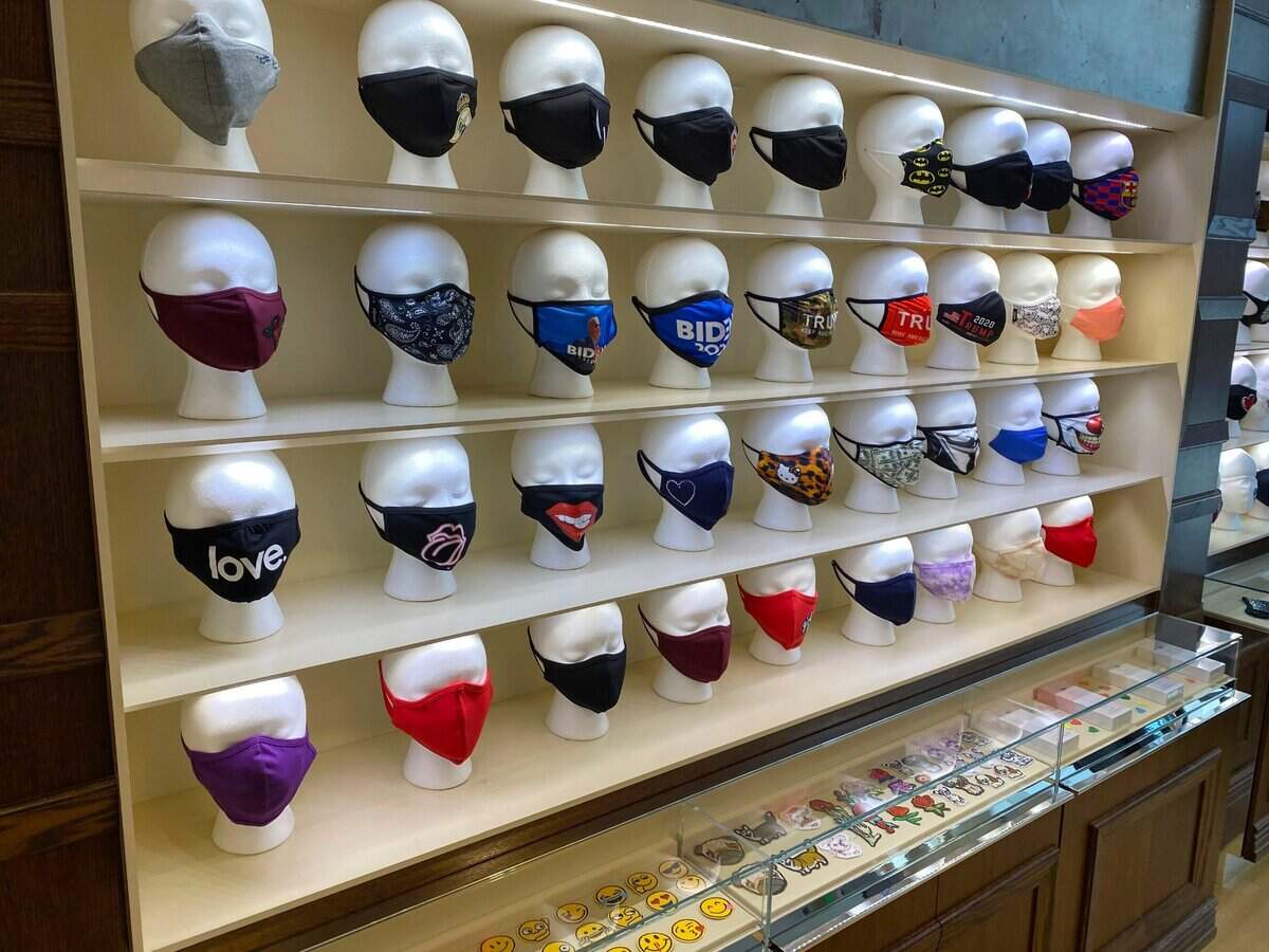 Las máscaras faciales han evolucionado de ser un producto utilitario, cualquier cosa podía servir para taparte la boca, a una forma de expresar la personalidad, las inclinaciones políticas o el fanatismo deportivo. 