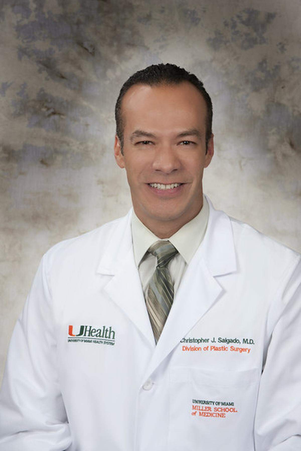 Dr. Chris Salgado, jefe de la sección de UHealth, LGBTQ Center for Wellness, Gender and Sexual Health (Centro de bienestar, género y salud sexual).