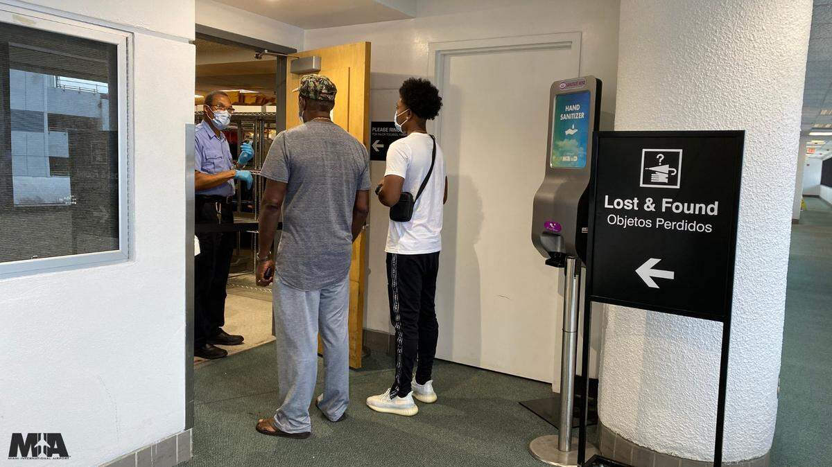 El Departamento de Objetos Perdidos del Aeropuerto Internacional de Miami (MIA) está en la terminal D Norte. Puedes contactarlo llamando al 1-888-335-0690.