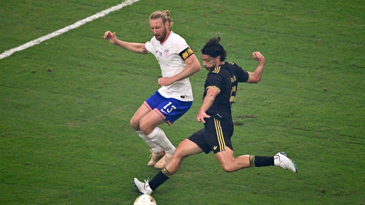 El delantero de México Raúl Jiménez (der.) anotó el primer gol de México ante Estados Unidos en la final de la Copa Oro, celebrada el 6 de julio de 2025 en el NRG Stadium en Houston.