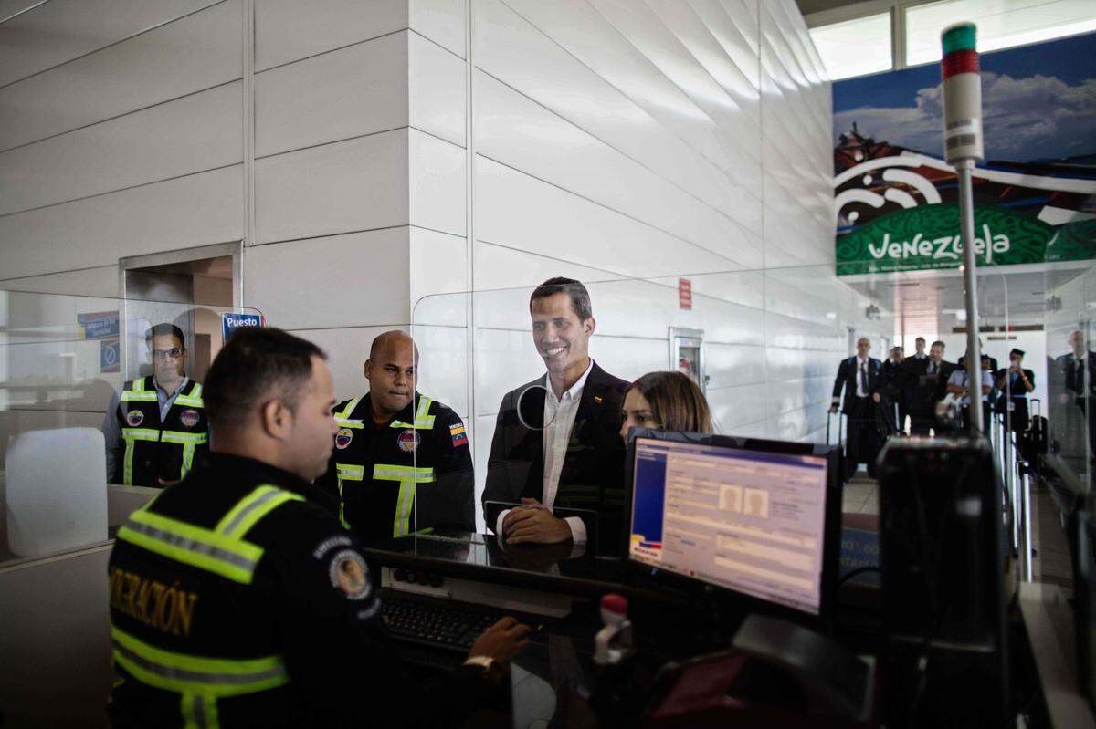 El presidente interino de Venezuela, Juan Guaidó, y su esposa, Fabiana Rosales, pasan por inmigración en el Aeropuerto Internacional de Maiquetía, el lunes 4 de marzo del 2019.