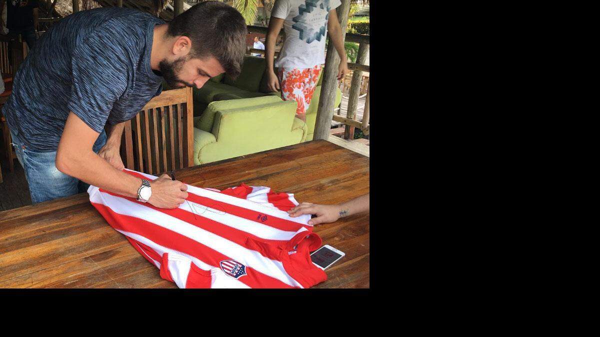 “Firmando camisetas del @juniorclubsa! Junior tu papá!”, escribió el jugador en su cuenta de Instagram.
