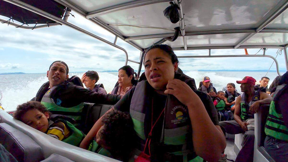 Lancha que transporta los migrantes hacia los campamentos ubicados del otro lado de la bahía y que sirven de punto de partida para ingresar a la Selva de Darién.