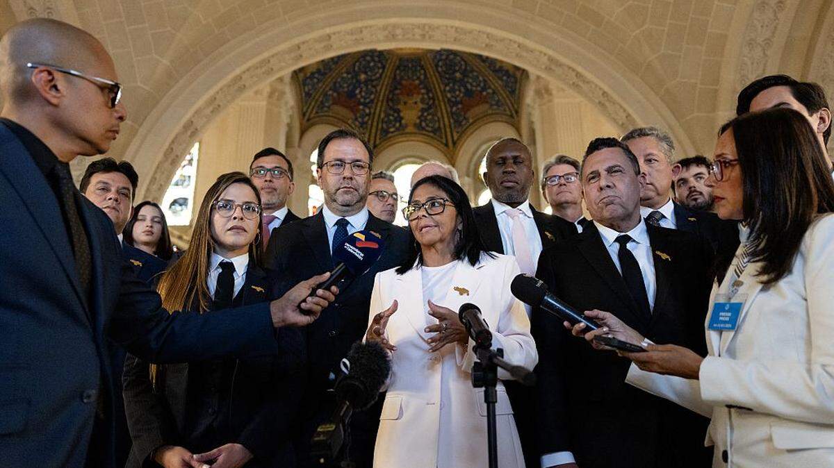 La presidenta interina de Venezuela, Delcy Rodríguez, conversa con periodistas tras una sesión en la Corte Internacional de Justicia relativa a la región del Esequibo, celebrada el 11 de mayo de 2026 en La Haya, Países Bajos. 