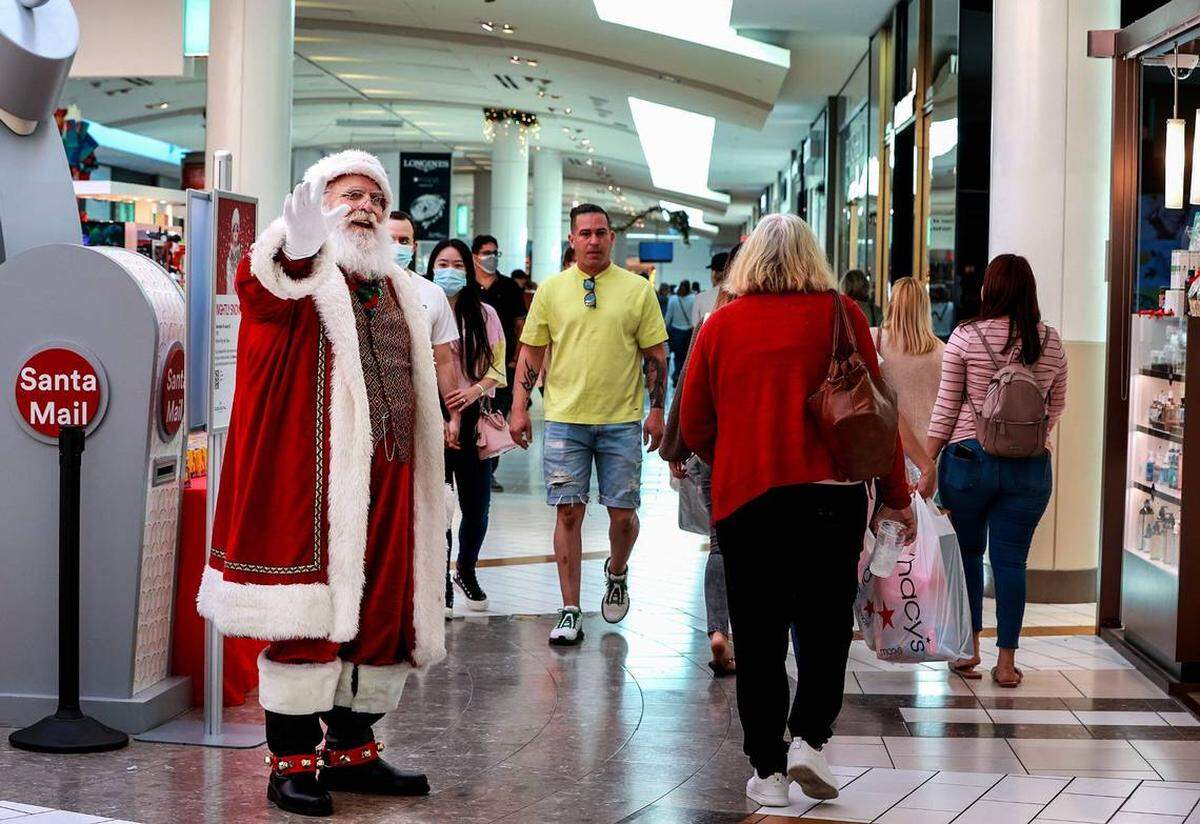 Santa saluda al público en el Dadeland Mall el Black Friday de noviembre de 2021.