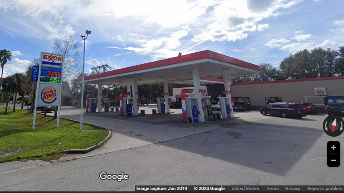 El intento de robo de auto ocurrió el sábado 1 de junio en una estación de Exxon en la autopista US 1 en Ormond Beach, según la policía. Imagen de Street View de enero de 2019. © 2024 Google
