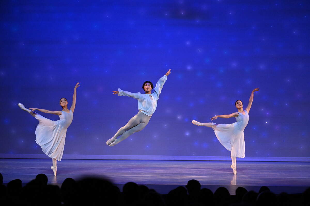 Ainayah Guibel, Kensuke Nakamura y Qian Huí Tan, bailarines de Arts Ballet Theatre of Florida (ABTF), en “Glinka”, coreografía de Vladimir Issaev.