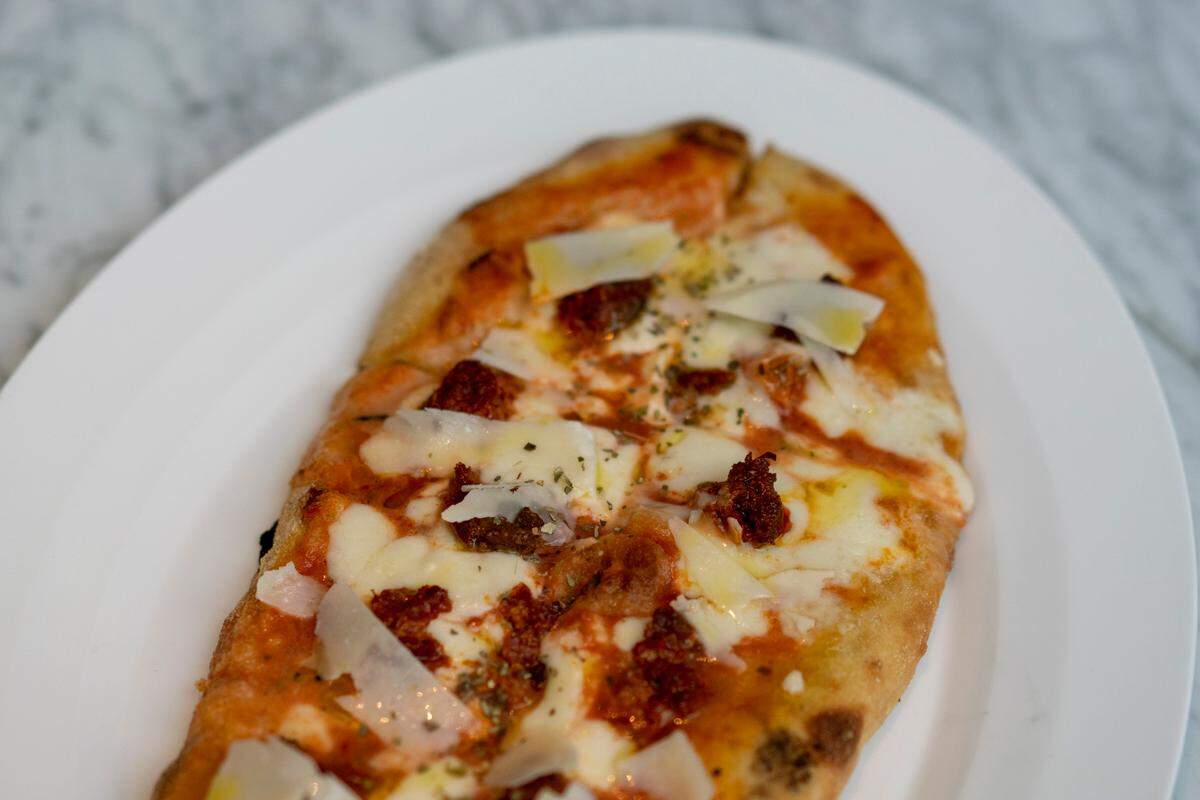 Pizza napolitana hechas en un horno de leña.