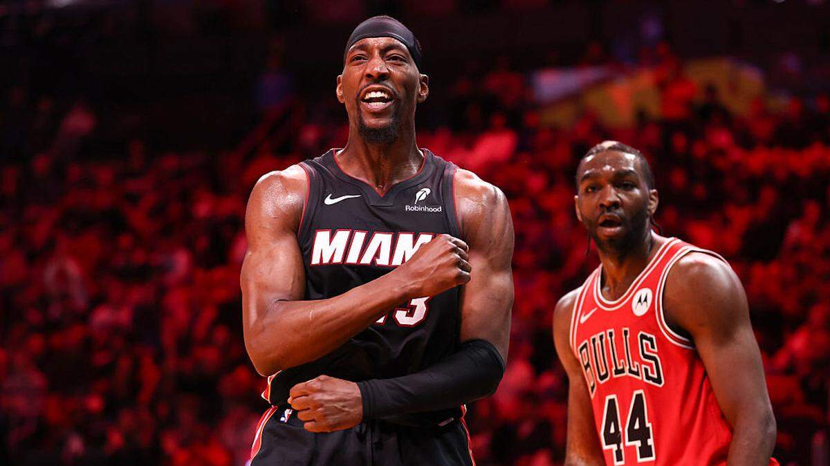El centro del Heat Bam Adebayo reacciona tras clavar la pelota ante la marca de Patrick Williams, de los Bulls de Chicago, en el partido celebrado el 1ro de febrero de 2026 en Miami.