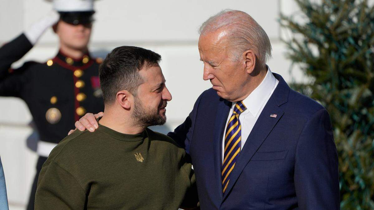 Foto de archivo. El presidente de Ucrania Volodymyr Zelenskyy (izq.) y el mandatario de Estados Unidos Joe Biden conversan en la Casa Blanca el 21 de diciembre de 2022.