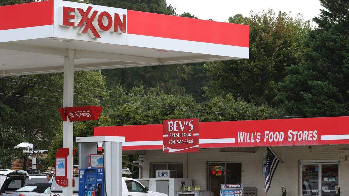 El lunes California interpuso una demanda contra la mayor petrolera de Estados Unidos, ExxonMobil. En la foto de archivo, una estación de gasolina Exxon en Gaston, Portland.